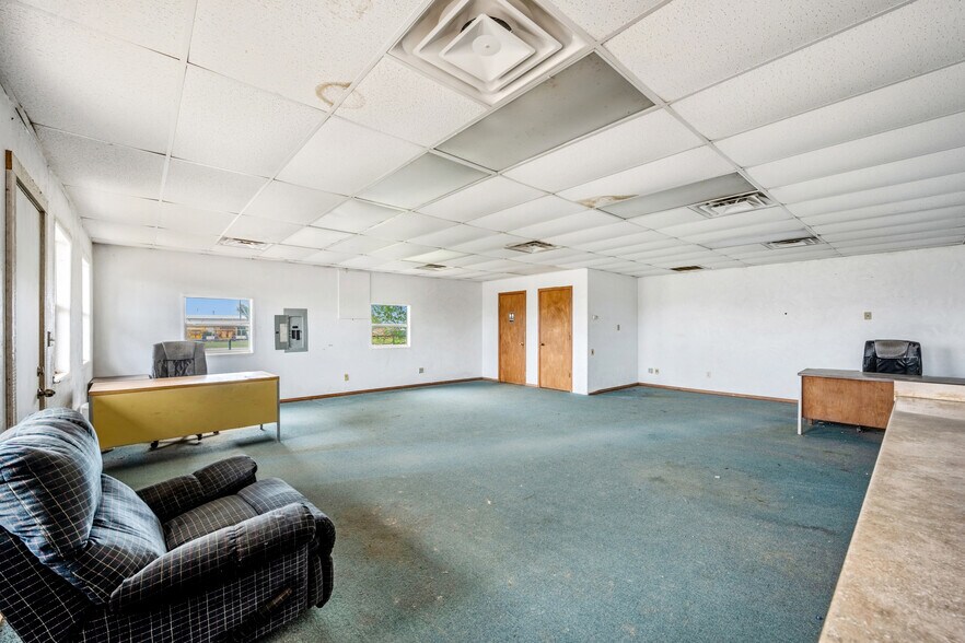 More Photos Of 403 Linwood Plz, Lindsay Warehouse For Sale