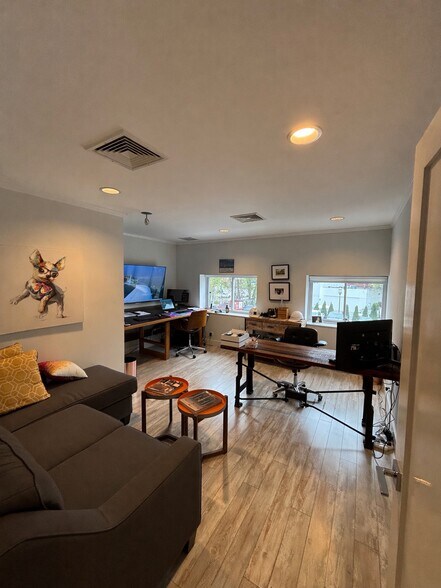 More Photos Of 27 Saint Charles St, Thornwood Office For Lease