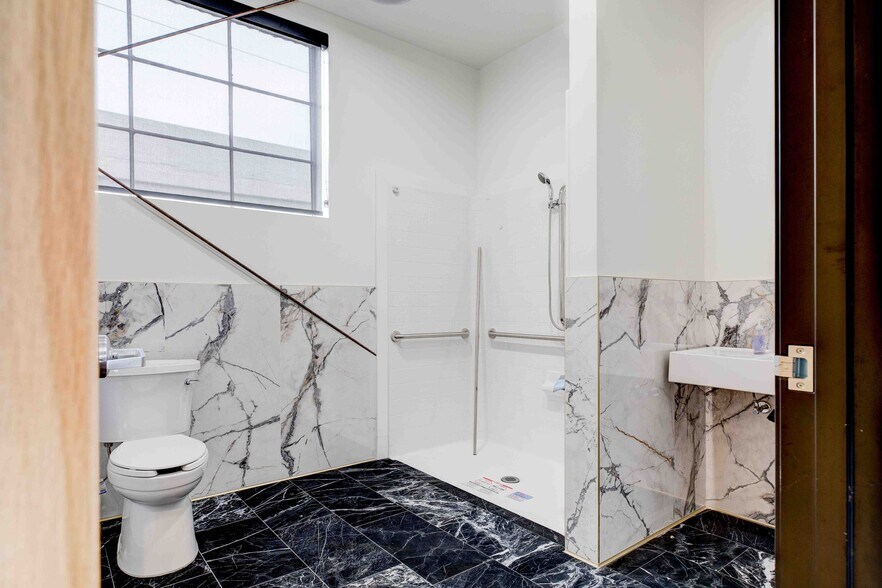 More Photos Of 2503 N Ontario St, Burbank Showroom For Lease