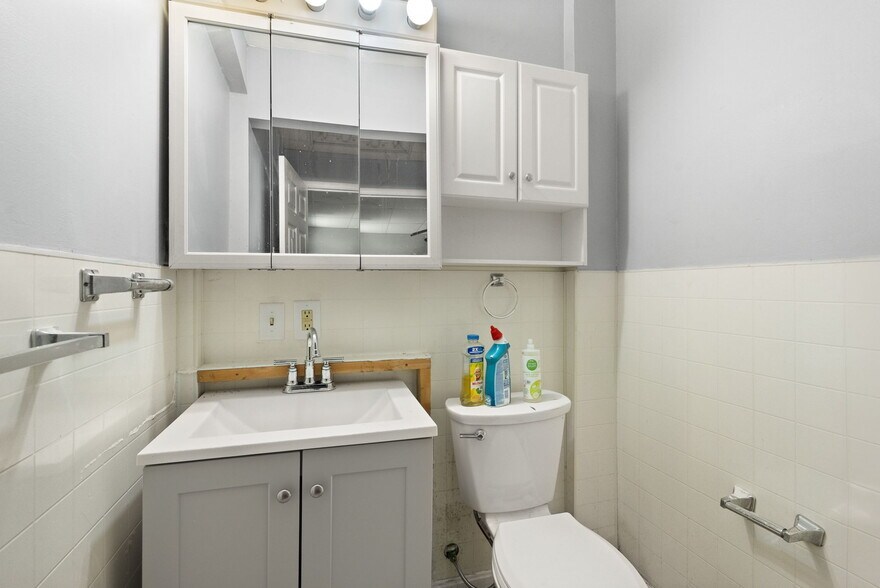 More Photos Of 756 Lakeshore Dr, Scottsburg Flex For Sale