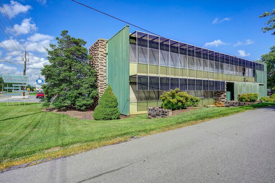 More Photos Of 337 Bluff City Hwy, Bristol Office For Sale