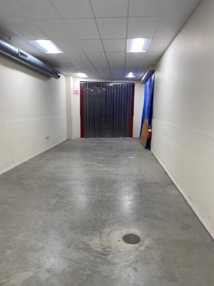 More Photos Of 92 Londonderry Tpke, Manchester Storefront Retail Office For Lease