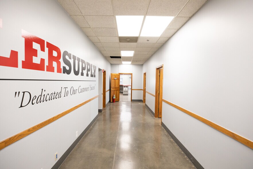 More Photos Of 600-602 NW Libby Ln, Lee's Summit Warehouse For Lease