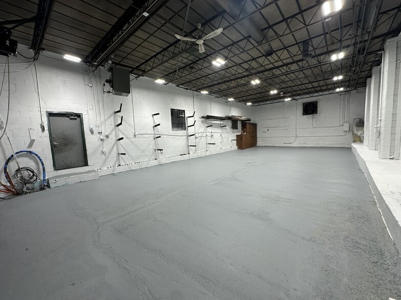 More Photos Of 54 Union Ave, Ronkonkoma Warehouse For Lease