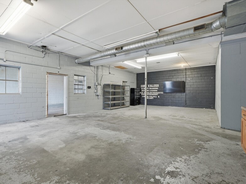 More Photos Of 832 W 11 Mile Rd, Madison Heights Warehouse For Sale