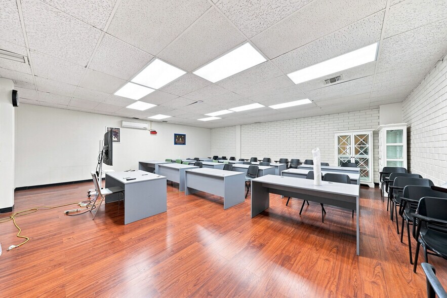 More Photos Of 2333 Beverly Blvd, Los Angeles Office For Lease