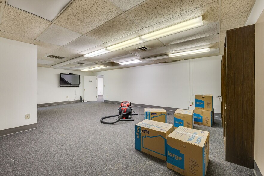 More Photos Of 311 W Walnut St, Johnson City Office For Sale