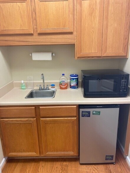 More Photos Of 5722 Hickory Plaza Dr, Nashville Office For Lease