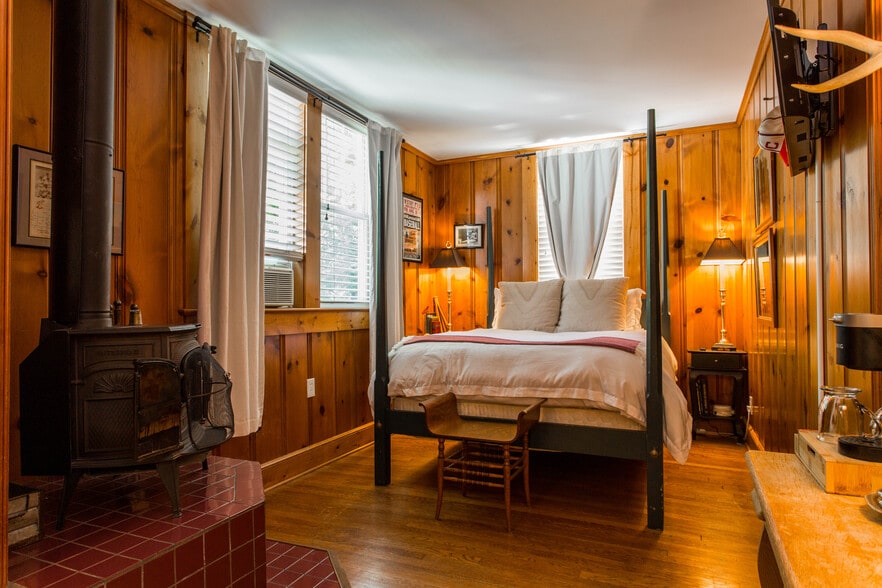 More Photos Of 116 E 46th St, Kansas City Hospitality For Sale