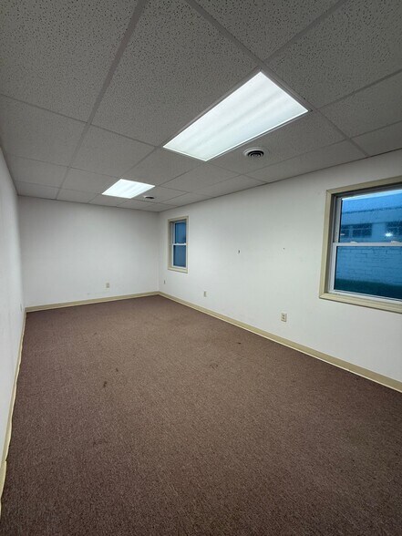 More Photos Of 304 W Second St, East Syracuse Warehouse For Lease