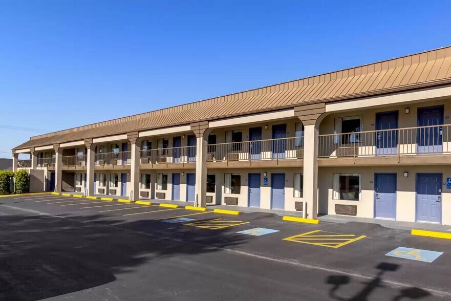 More Photos Of 820 Shoney's Dr, Ashburn Hotel For Sale