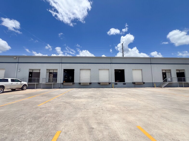 More Photos Of 5810-5922 Business Park, San Antonio Warehouse For Lease