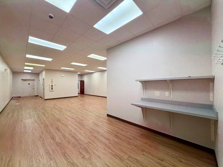 More Photos Of 2688 DeKalb Ave, Sycamore Freestanding For Lease