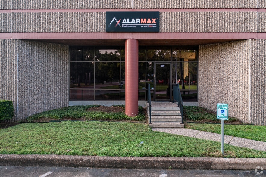 More Photos Of 302-350 W 38th St, Houston Warehouse For Lease