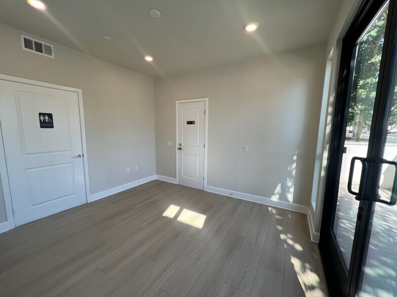 More Photos Of 3005 Cochran St, Simi Valley Specialty For Lease