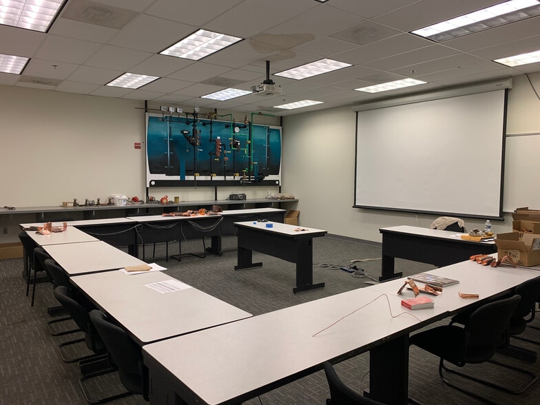 More Photos Of 7552 Accotink Park Rd, Springfield Warehouse For Sale