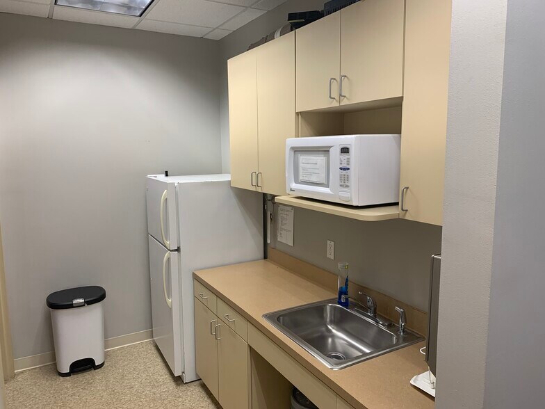 More Photos Of 2604 Cypress Ridge Blvd, Wesley Chapel Office For Lease