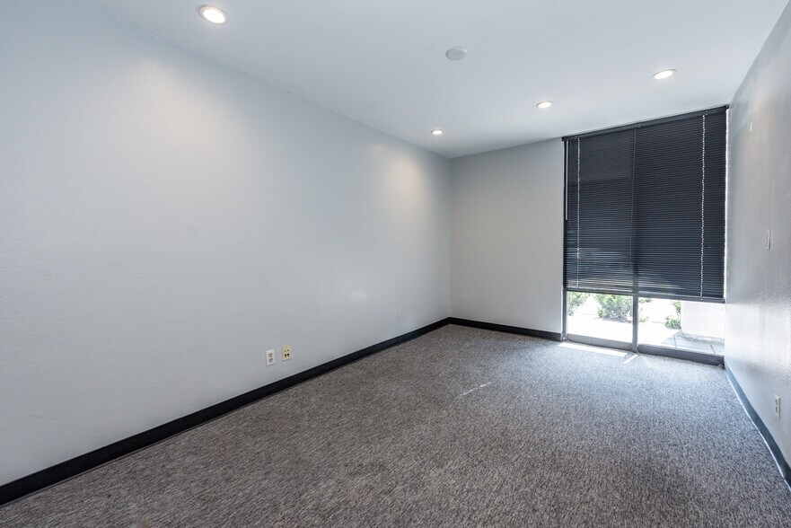 More Photos Of 711 W 17th St, Costa Mesa Flex For Lease