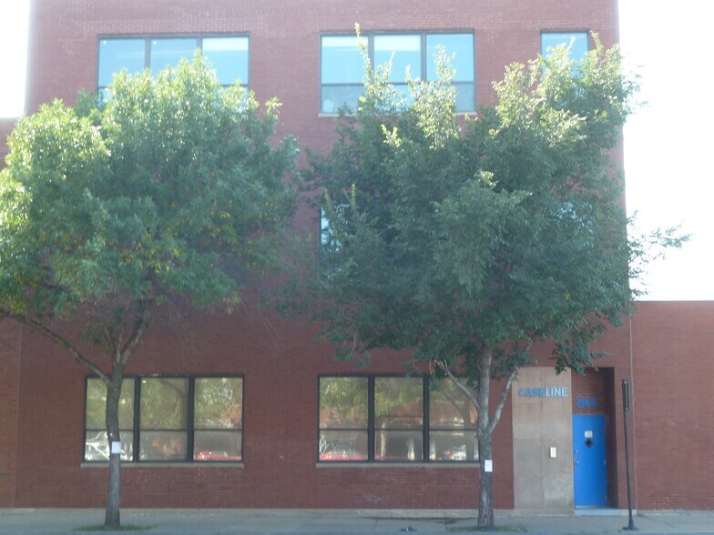 More Photos Of 1940 S Western Ave, Chicago Showroom For Lease