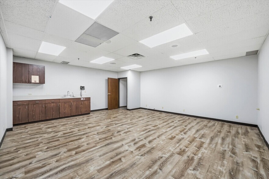 More Photos Of 601-611 N Barker Rd, Brookfield Office For Lease