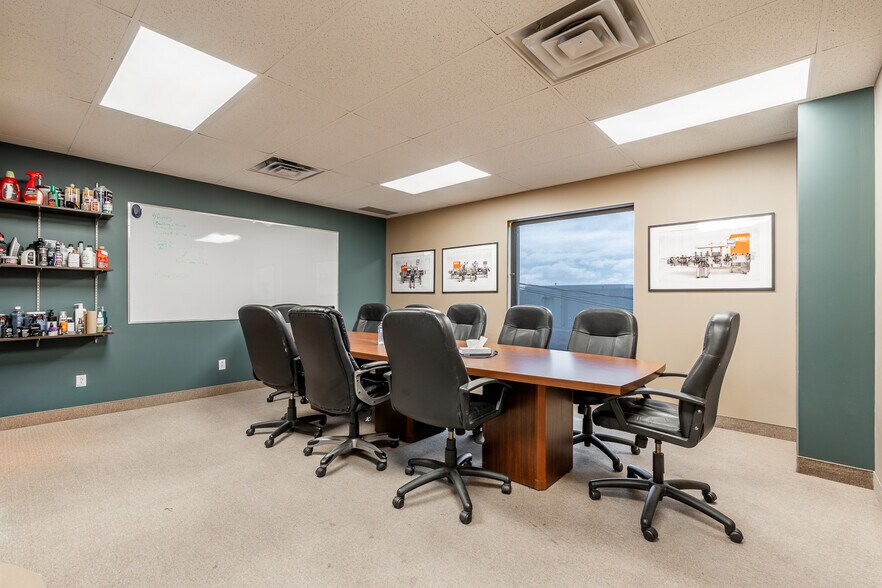 More Photos Of 1051 Rue du Viger, Terrebonne Showroom For Sale