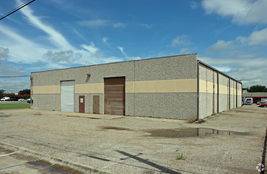 More Photos Of 2014-2018 Silver St, Garland Light Manufacturing For Sale