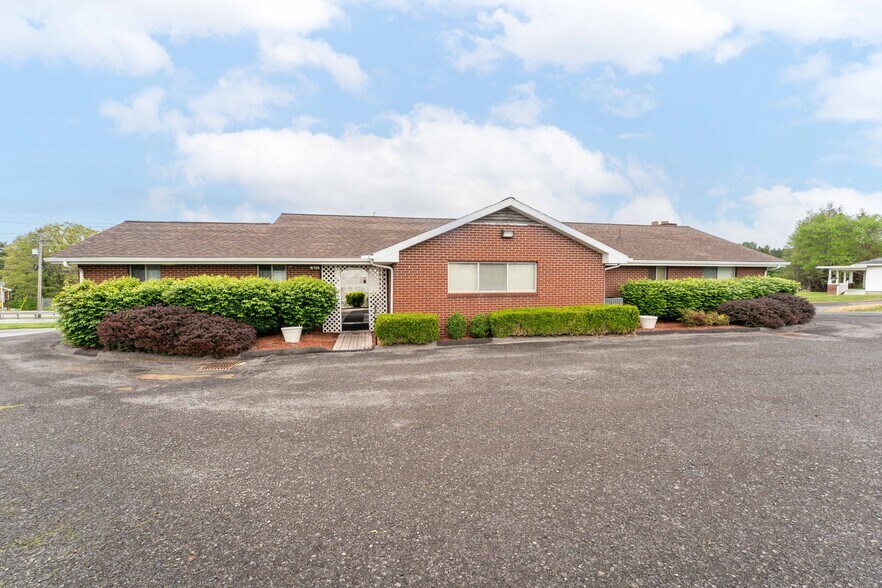 More Photos Of 711 N Pike St, Grafton Office For Sale