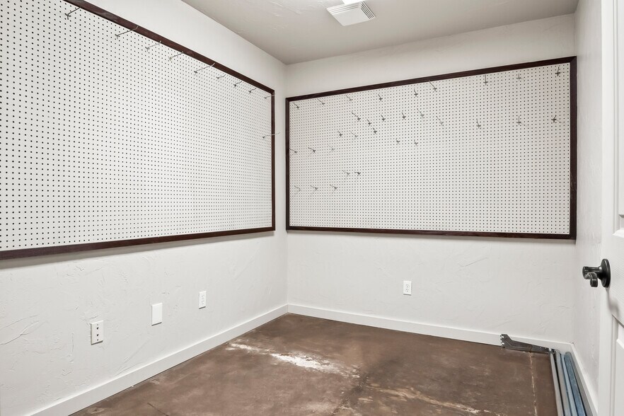 More Photos Of 207 Clay St, Nocona Storefront For Lease