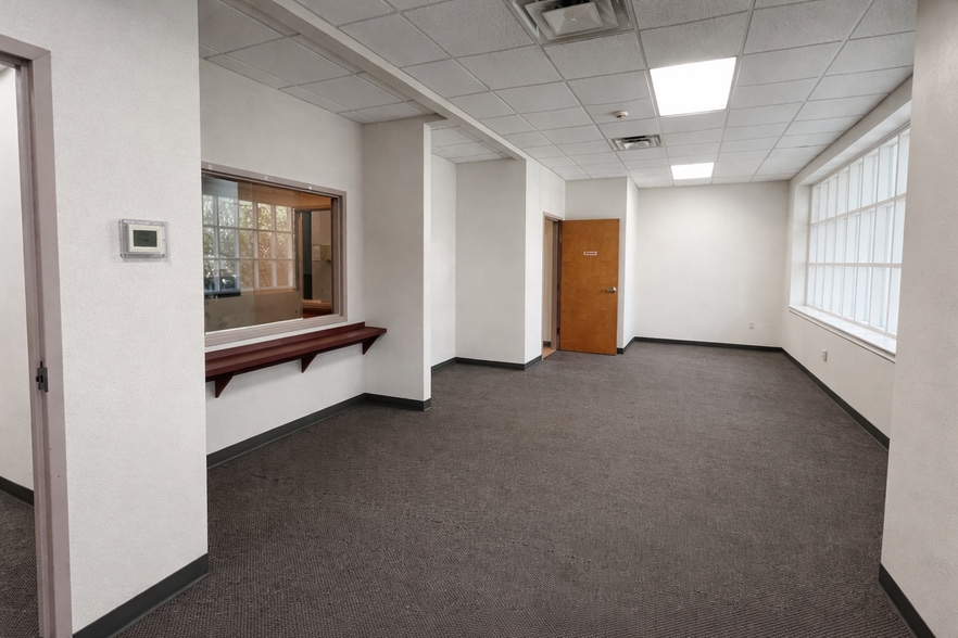 More Photos Of 2100 Ferry St, Easton Medical For Lease