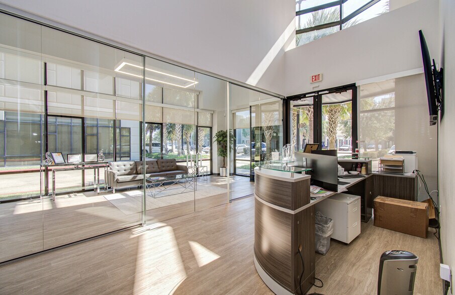 More Photos Of 9330 Kirby Dr, Houston Research And Development For Lease