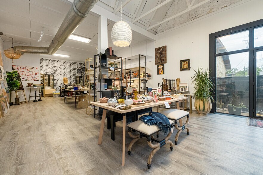 More Photos Of 330 W Mercer St, Dripping Springs Freestanding For Lease