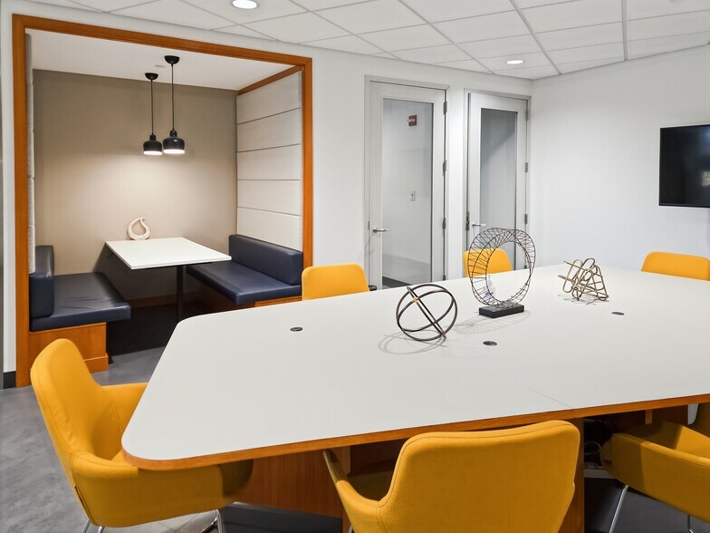 More Photos Of 1415 W 22nd St, Oak Brook Coworking Space