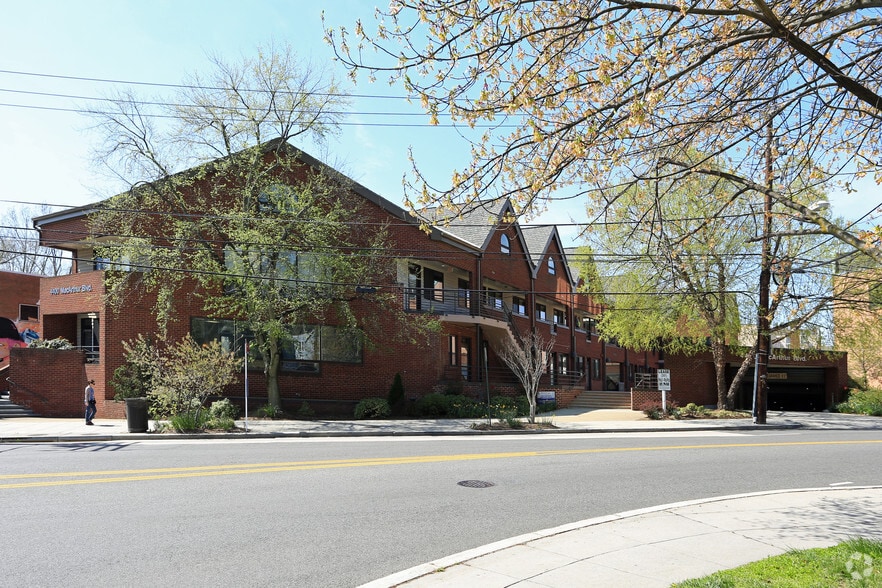 More Photos Of 4400 MacArthur Blvd NW, Washington Office For Sale