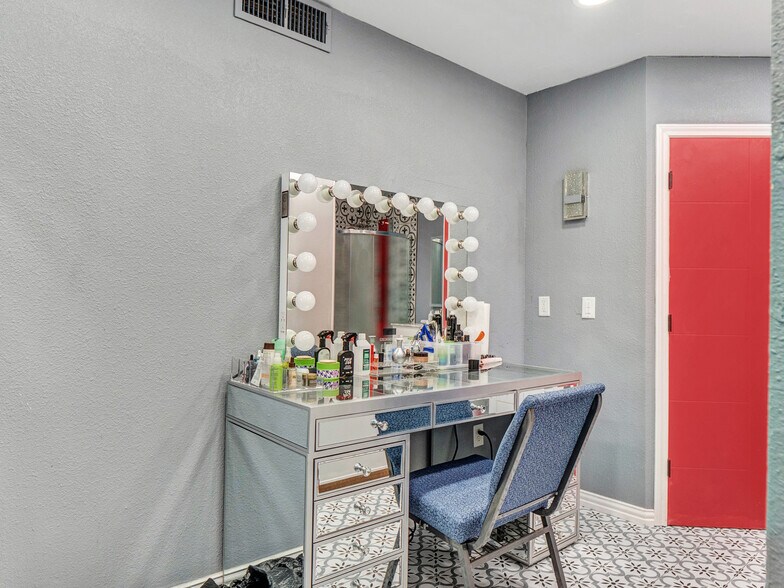 More Photos Of 824 W Pipeline Rd, Hurst Religious Facility For Sale