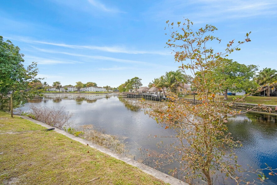 More Photos Of 461 Sunshine Dr, Coconut Creek Apartments For Sale