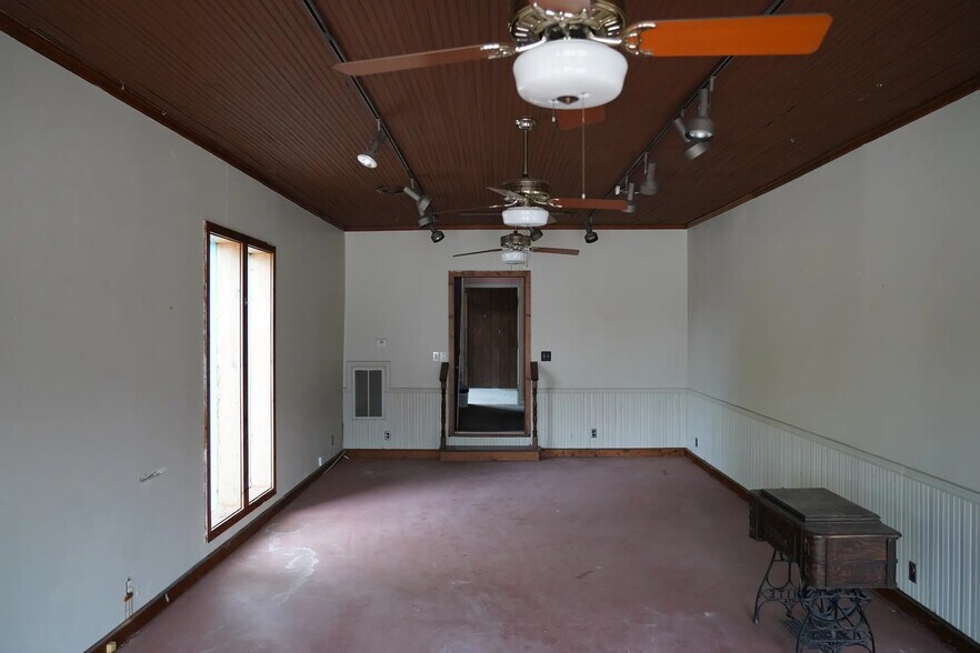 More Photos Of 120 Depot St, Hartwell Freestanding For Sale