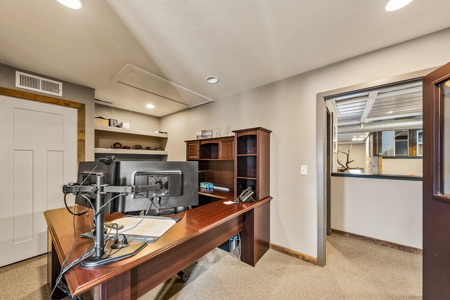 More Photos Of 3811 Crater Lake Hwy, Medford Warehouse For Sale