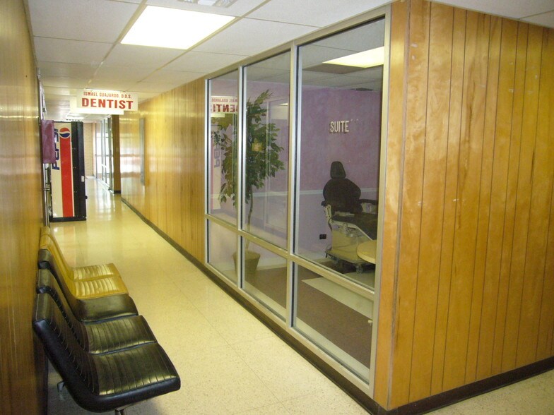 More Photos Of 2402-2406 Commercial Ave, San Antonio Medical For Sale