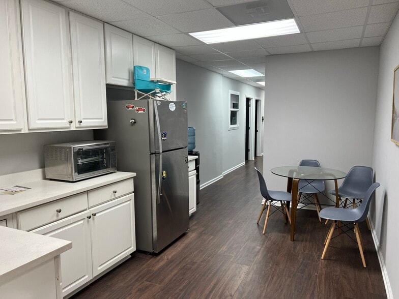 More Photos Of 8718 Statesville Rd, Charlotte Warehouse For Lease