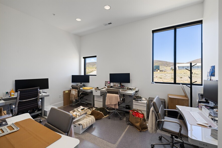 More Photos Of 4554 Forestdale Dr, Park City Light Manufacturing For Sale