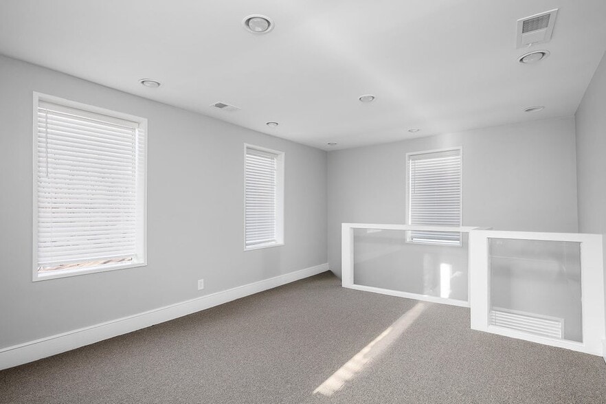 More Photos Of 640-642 W Main St, Lexington Office For Lease