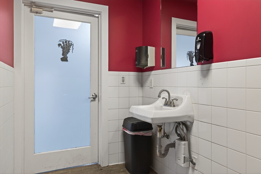 More Photos Of 1895 E Main St, Ventura General Retail For Sale