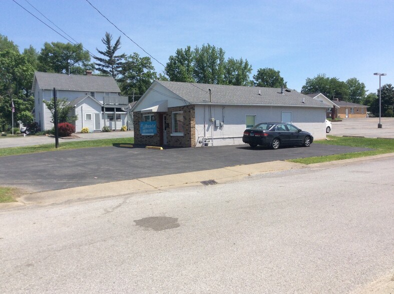 More Photos Of 1002 S Division St, Carterville Office For Sale
