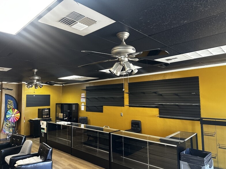 More Photos Of 4601-4619 Wilson Rd, Bakersfield Storefront For Lease