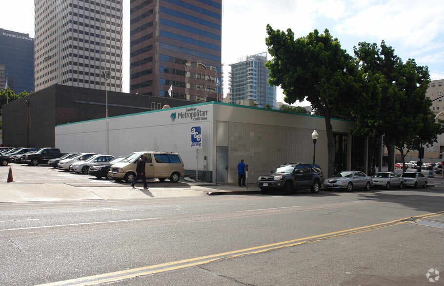 More Photos Of 300-320 B St, San Diego Storefront For Lease