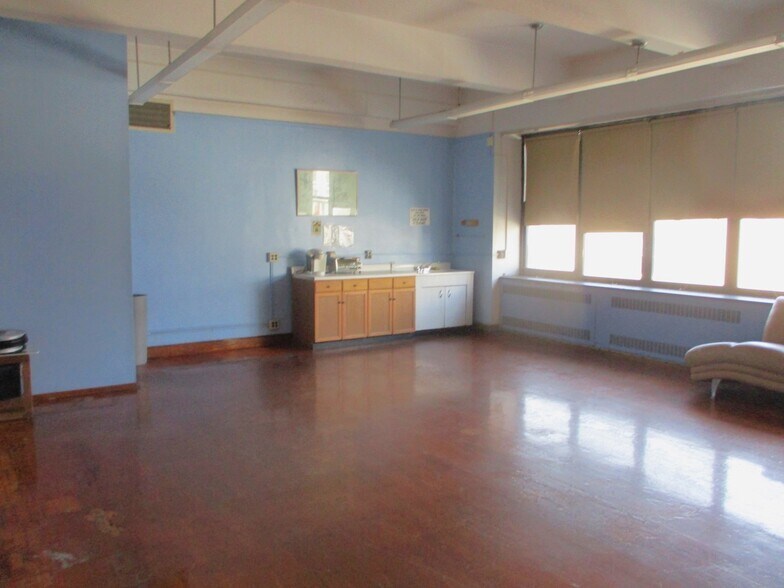 More Photos Of 237 Jerome St, Brooklyn Schools For Lease