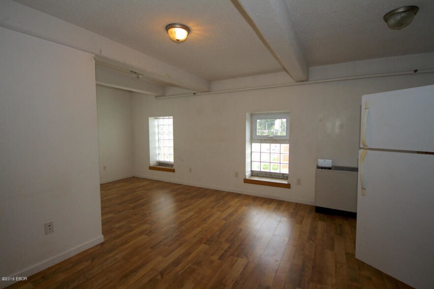 More Photos Of 1051 S Wall St, Carbondale Flex For Sale