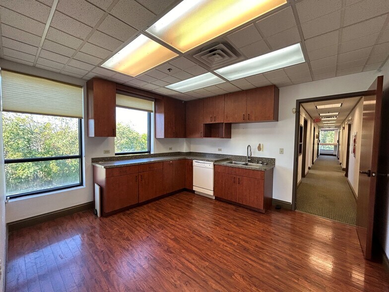 More Photos Of 275 Joliet St, Dyer Office For Sale