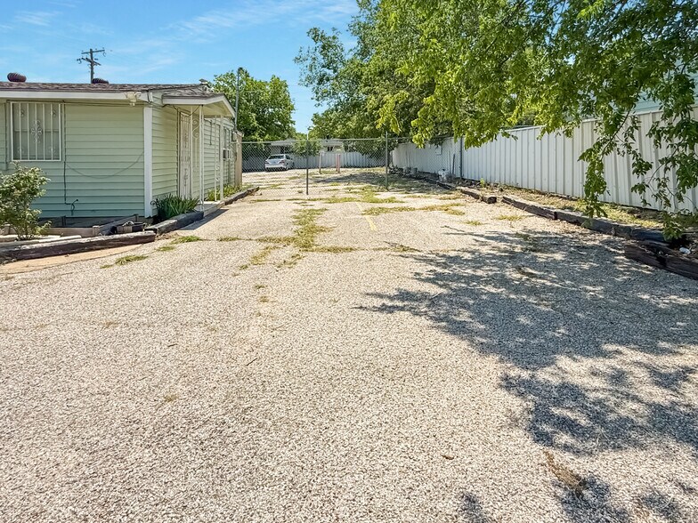More Photos Of 104 W Hallmark Ave, Killeen Freestanding For Sale