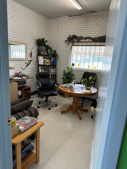 More Photos Of 870 Bradford St, Winnipeg Storefront Retail Office For Lease